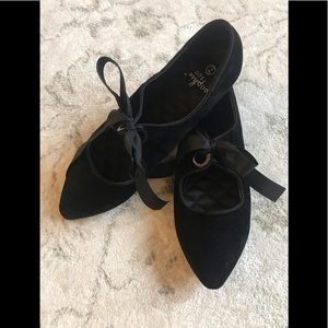 Woman’s velvet flat